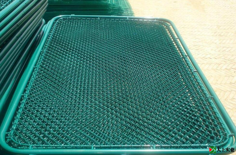 未安裝的體育場(chǎng)圍網(wǎng)