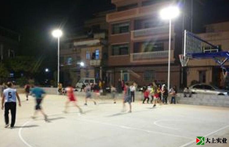 籃球場(chǎng)4套燈桿夜間實(shí)拍圖