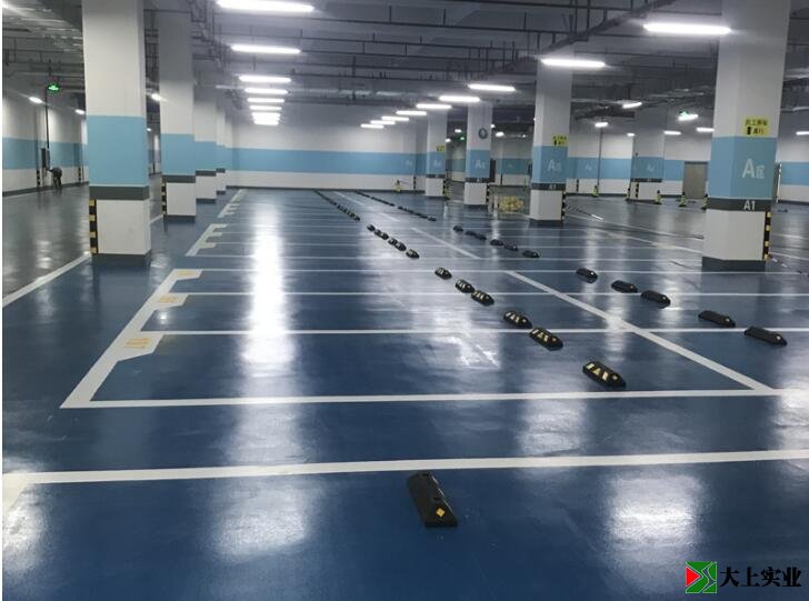 藍(lán)色地下車庫(kù)地坪