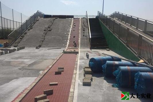 預(yù)制塑膠跑道鋪設(shè)中