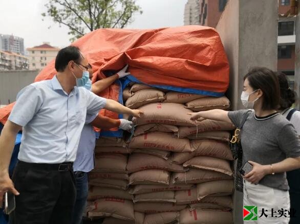 “彩色顆?！背闃蝇F(xiàn)場(chǎng)