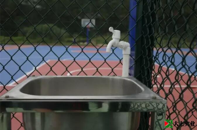 籃球場(chǎng)上的洗手臺(tái)