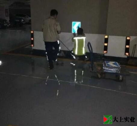 工人正在安裝停車(chē)場(chǎng)指示牌