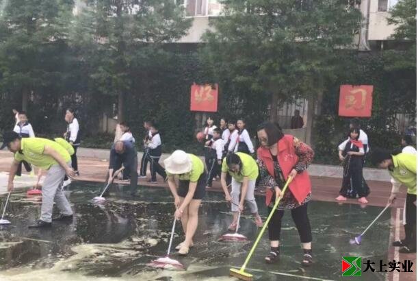 清洗塑膠運(yùn)動(dòng)場(chǎng)的場(chǎng)景