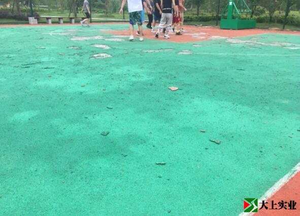 塑膠地面脫落的碎片散布在籃球場內(nèi)