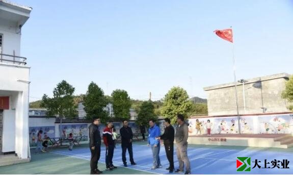 上塑膠運(yùn)動(dòng)場