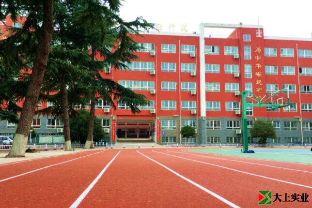 學(xué)校鋪設(shè)塑膠運動場