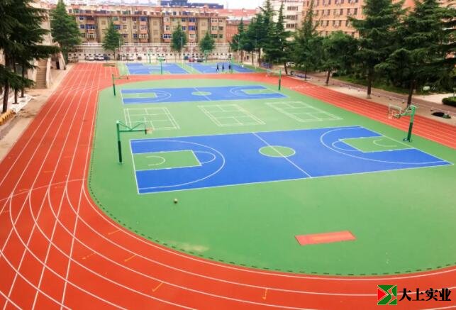 學(xué)校鋪設(shè)塑膠運動場圓滿竣工