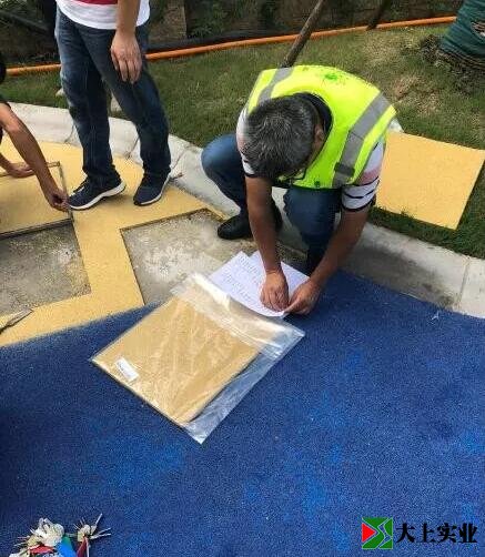 塑膠跑道檢測現(xiàn)場取樣