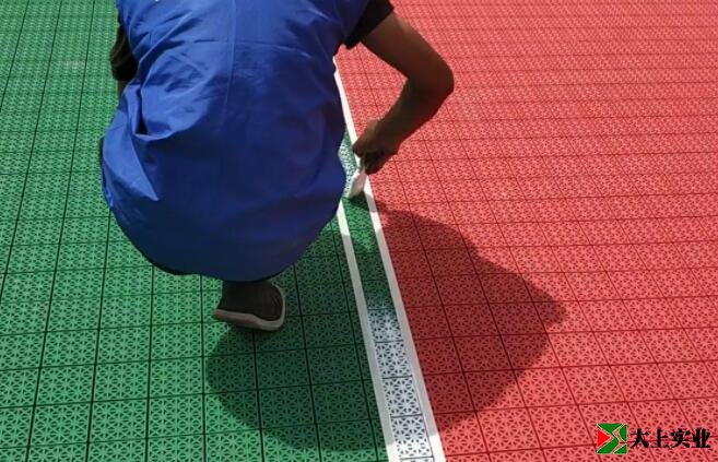 籃球場懸浮式拼裝地板安裝