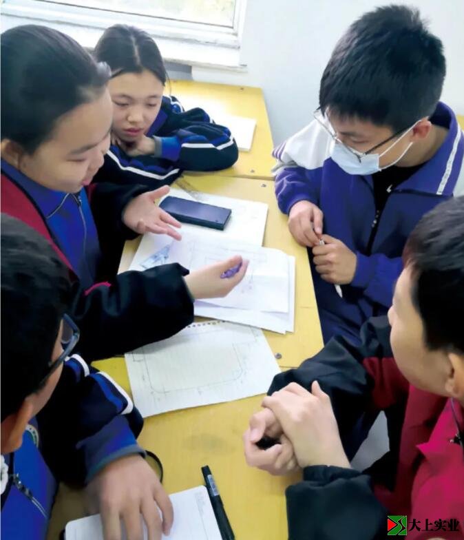 學(xué)生進行價格對比