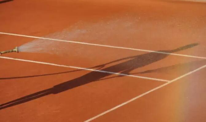 工作人員向場(chǎng)地噴水