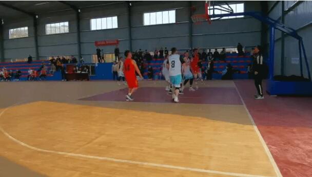 一個嶄新的室內(nèi)籃球場完工