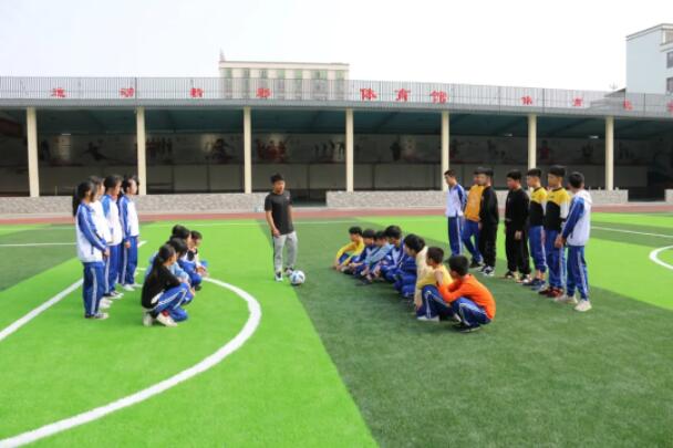 體育課上，老師正在示范足球要領(lǐng)