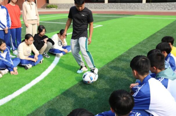 體育課上，老師正在示范足球要領(lǐng)