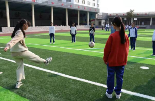 英姿颯爽的女同學(xué)也很棒！