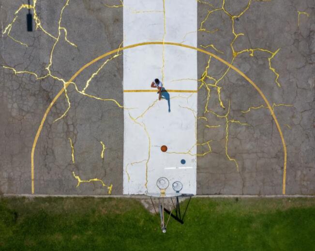 藝術(shù)家改造破舊籃球場(chǎng)，變得熠熠生輝