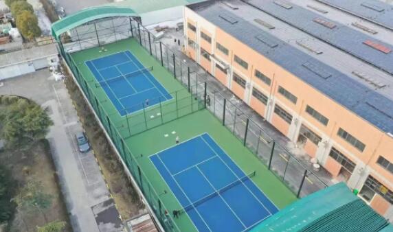 廠房改造網(wǎng)球場(chǎng)，還自帶移動(dòng)頂棚，雨天也能暢打網(wǎng)球啦