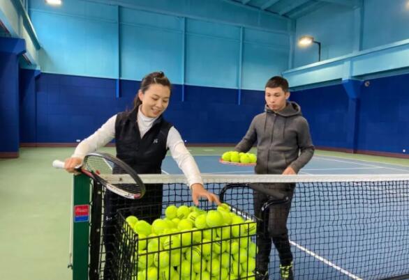 廠房改造網(wǎng)球場(chǎng)，還自帶移動(dòng)頂棚，雨天也能暢打網(wǎng)球啦