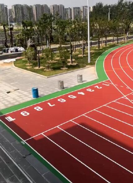 學(xué)校操場塑膠跑道施工工程終于完工了