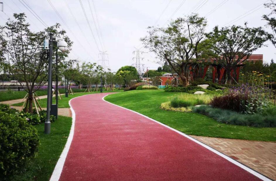 彩色透水混凝土健身步道，人車共用