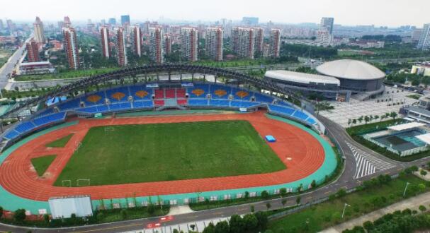 體育中心田徑場草坪、南大門改造