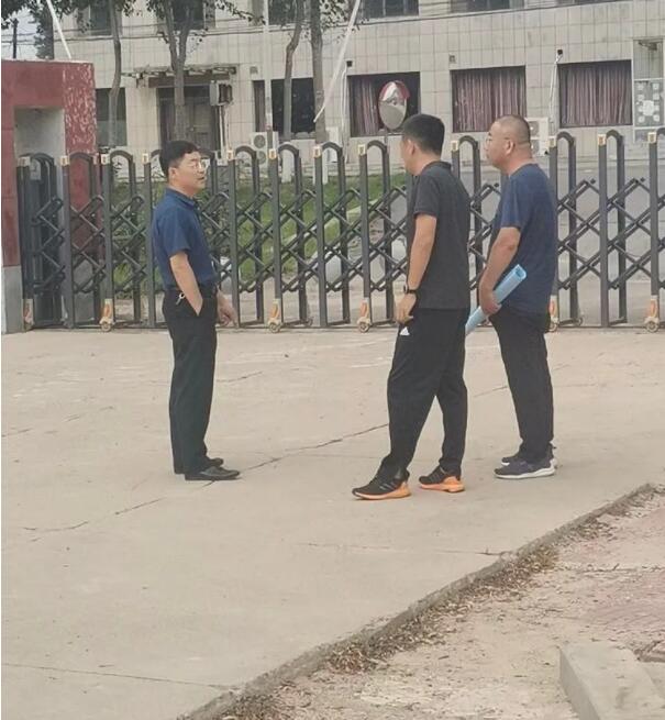 校領(lǐng)導(dǎo)和施工負(fù)責(zé)同志研究工程建設(shè)事宜