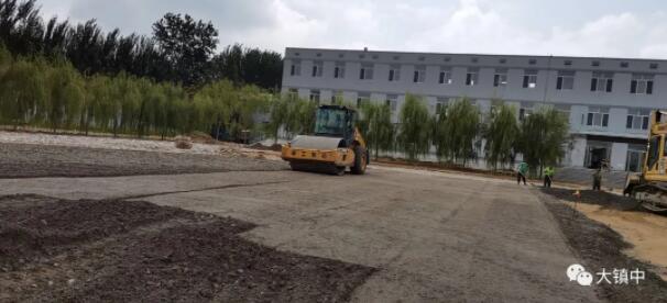 工程車進(jìn)行碾壓鋪平處理