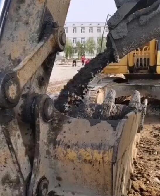 工程作業(yè)車進(jìn)行混凝土澆筑