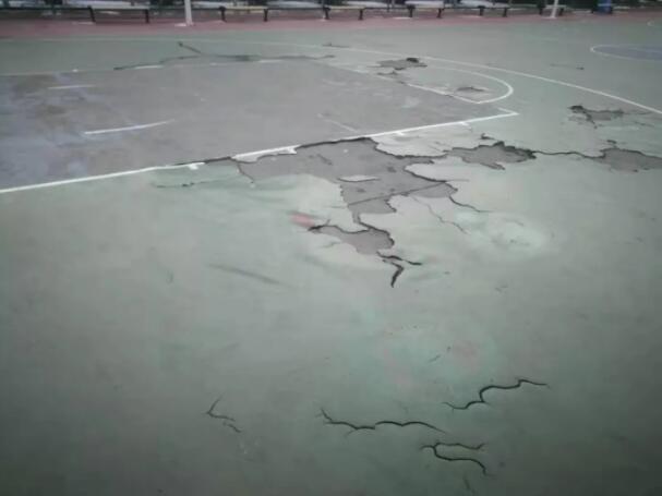 脫層破爛的籃球場(chǎng)地面