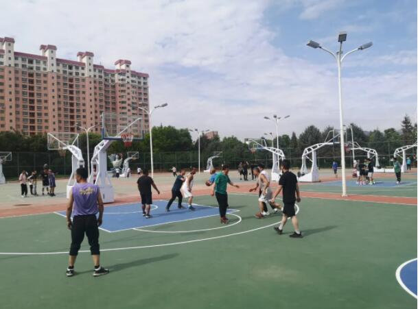 市民們迫不及待  在新籃球場(chǎng)上一展身手