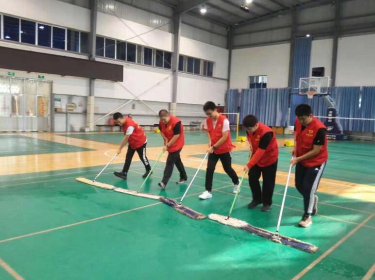 運(yùn)動場地膠怎么清洗