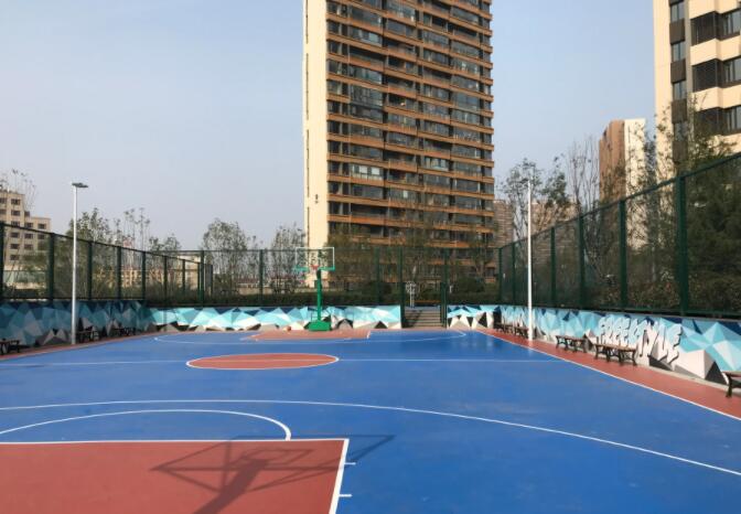 華潤威海灣九里，小區(qū)自帶海景籃球場