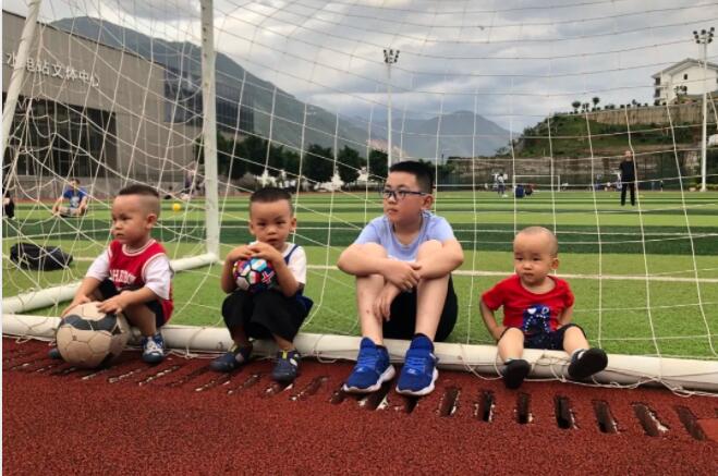 足球場上的小小“建設(shè)者”