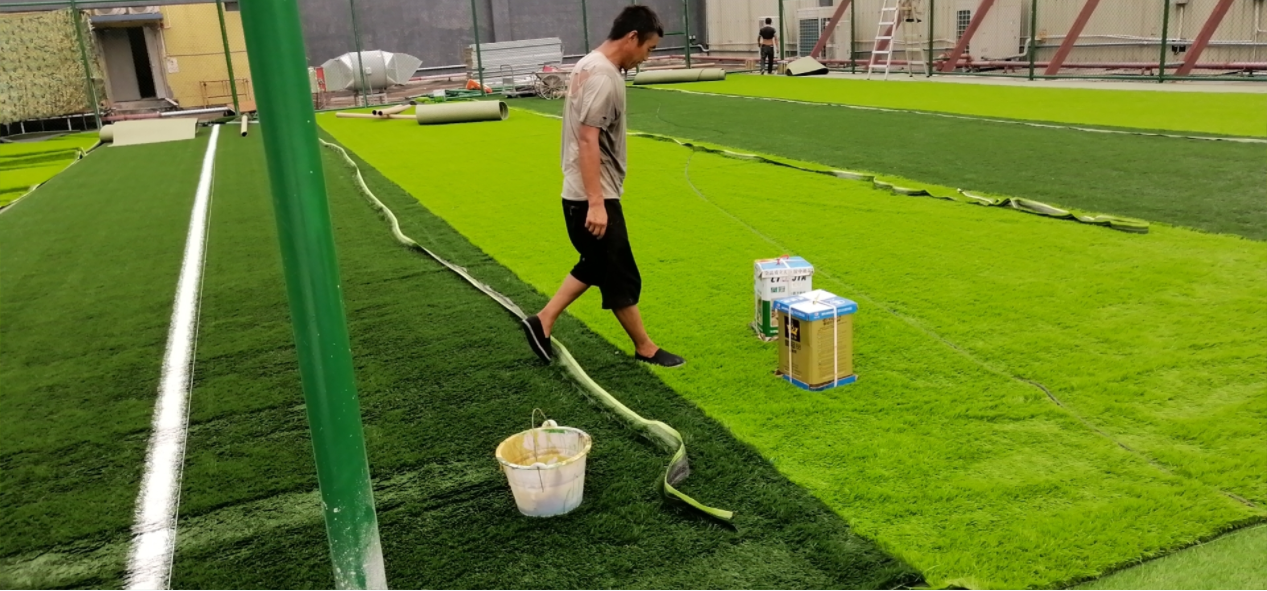 龍華青創(chuàng)園樓頂足球場(chǎng)施工