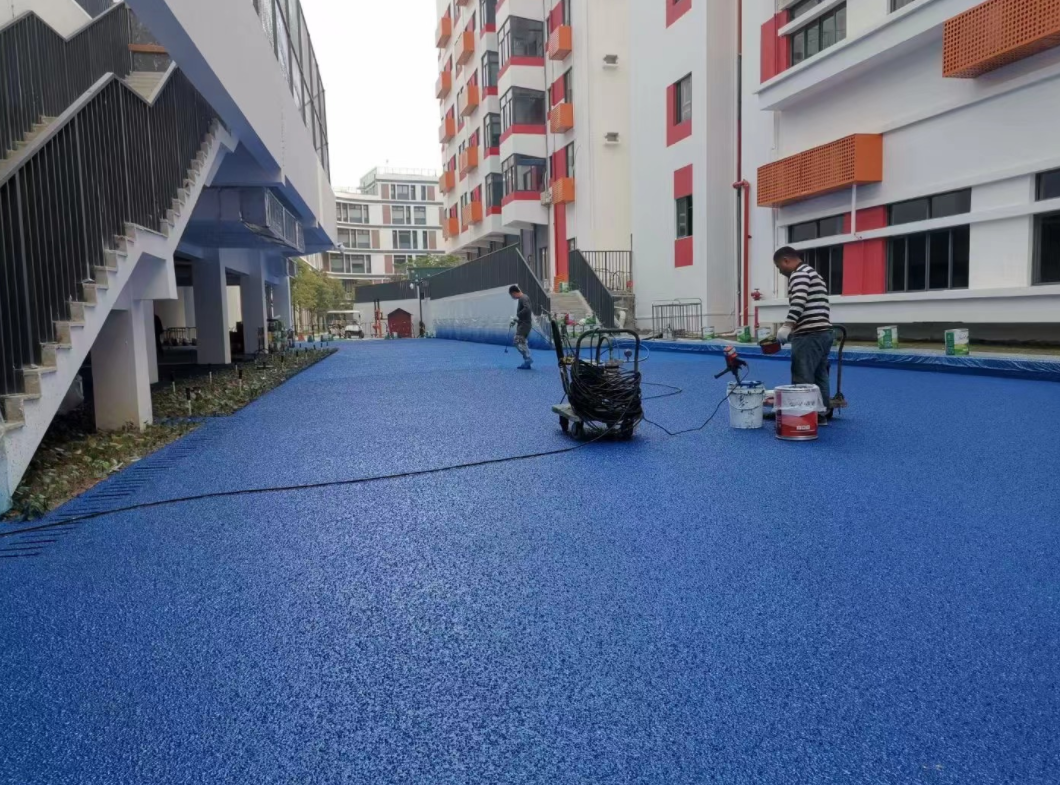 深圳玉律學(xué)校藍(lán)色混合型跑道施工
