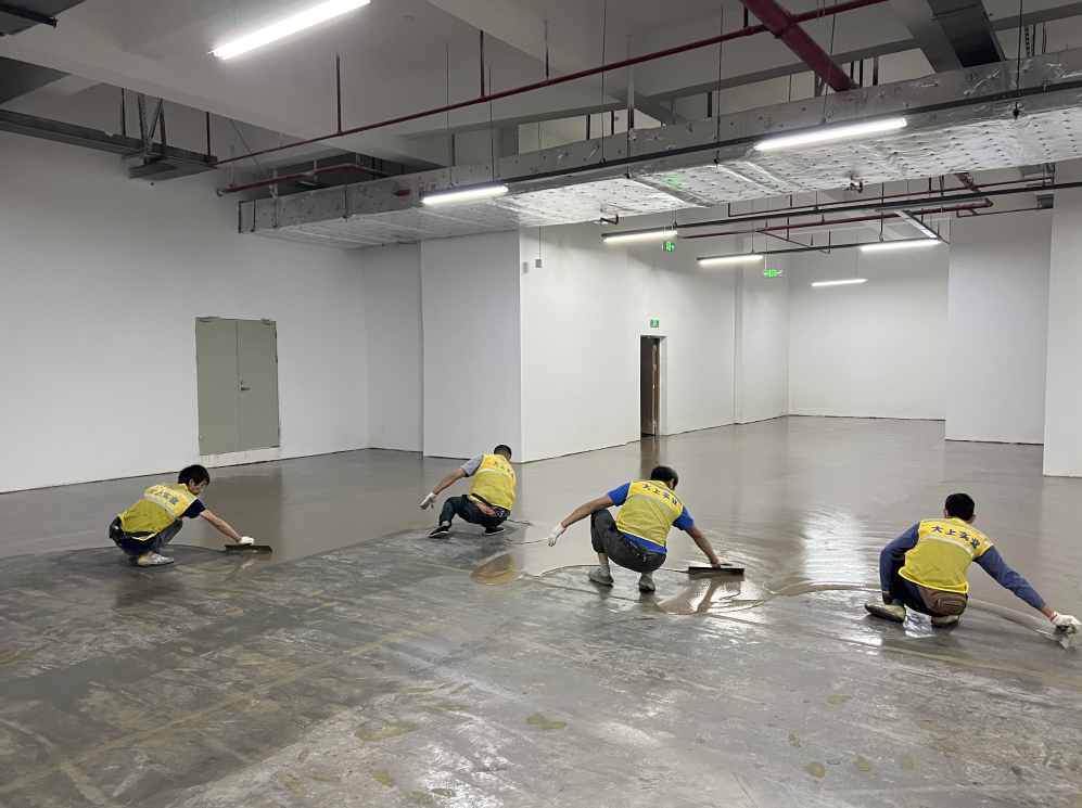 深圳市坪山區(qū)新產(chǎn)業(yè)地下車庫(kù)地坪漆施工